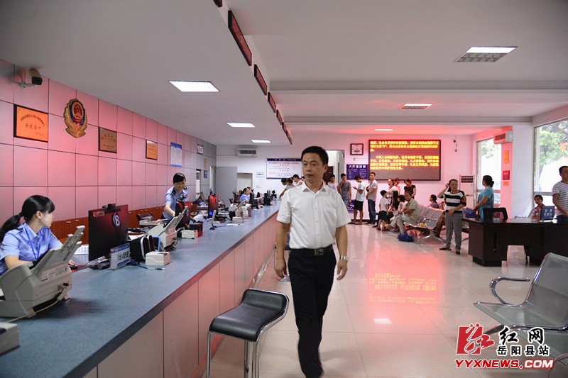 王衛兵督查窗口單位、網吧、公共文化場館文明創建情況