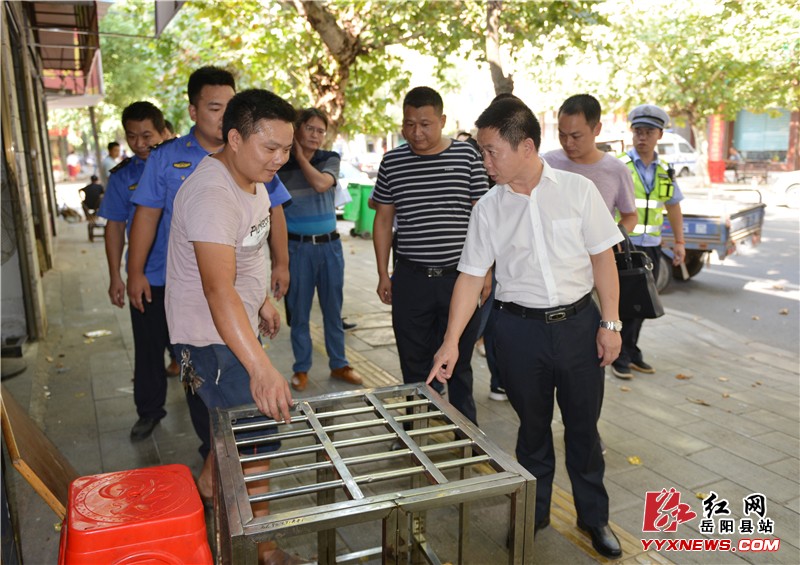 王衛兵督查車站路文明創建工作