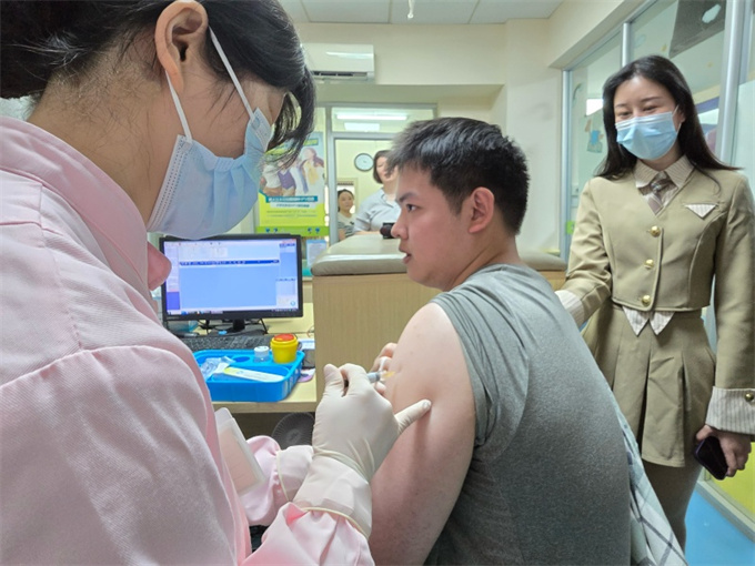 大學生在長沙三真社區衛生服務中心接種進口九價HPV疫苗。受訪單位供圖
