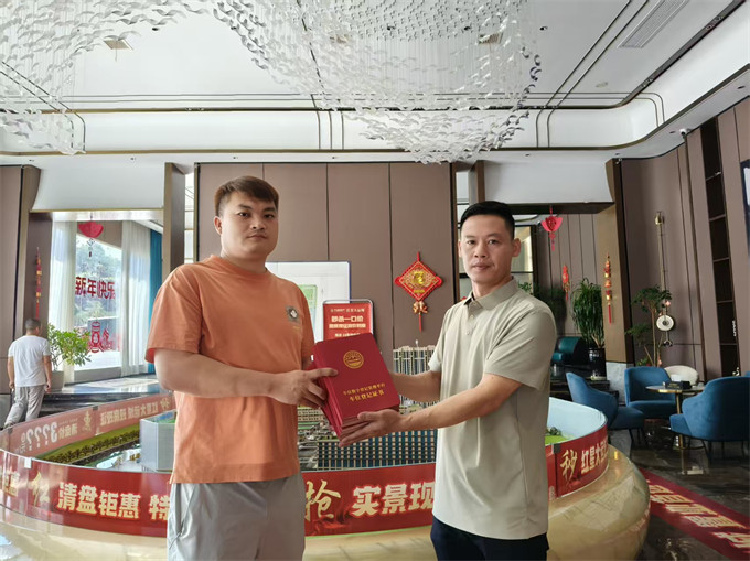 萬昌房地產開發公司領取車位數字登記證書。受訪單位供圖